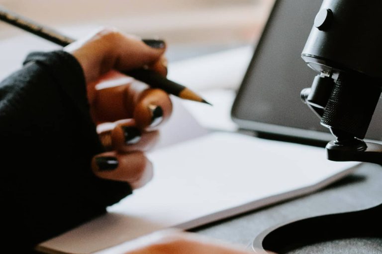 immagine per scrivere un podcast narrativo